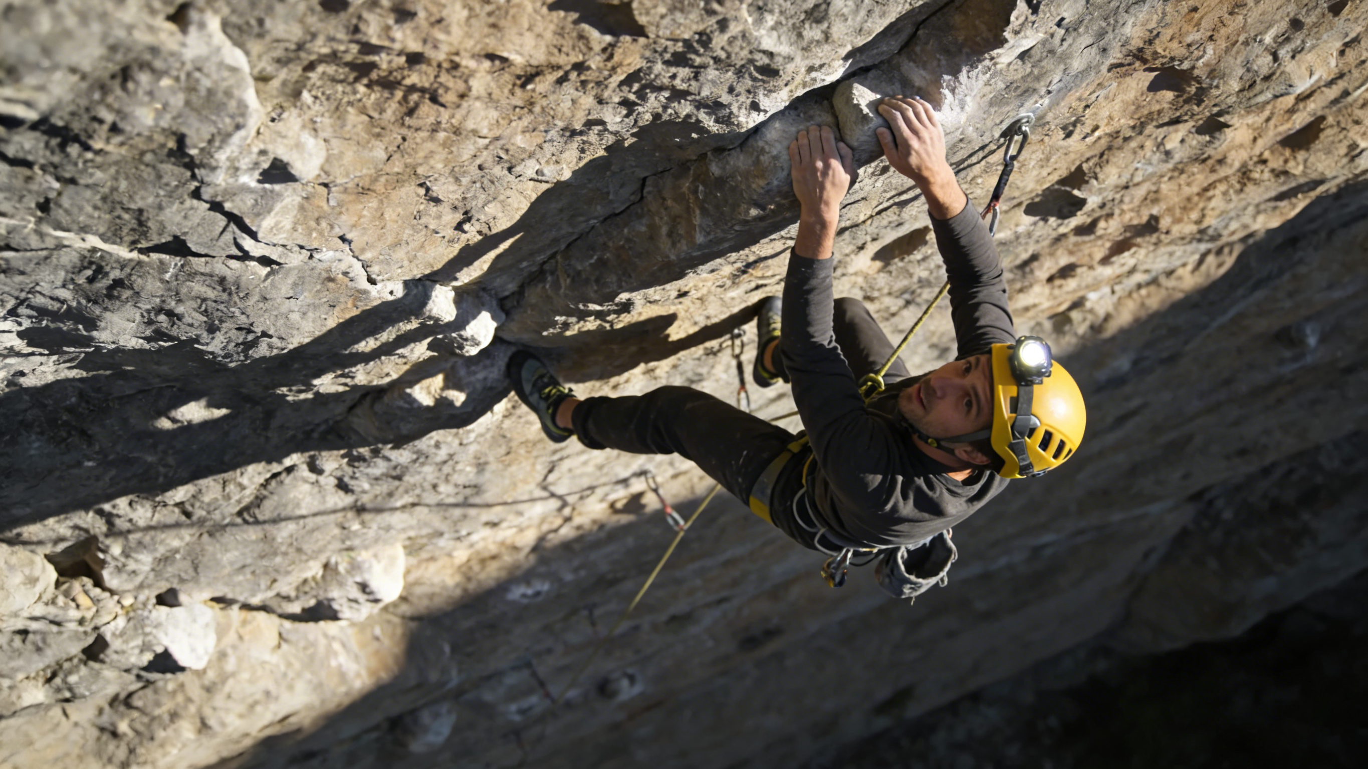 Как прикрепить альпинистский шлем к рюкзаку?