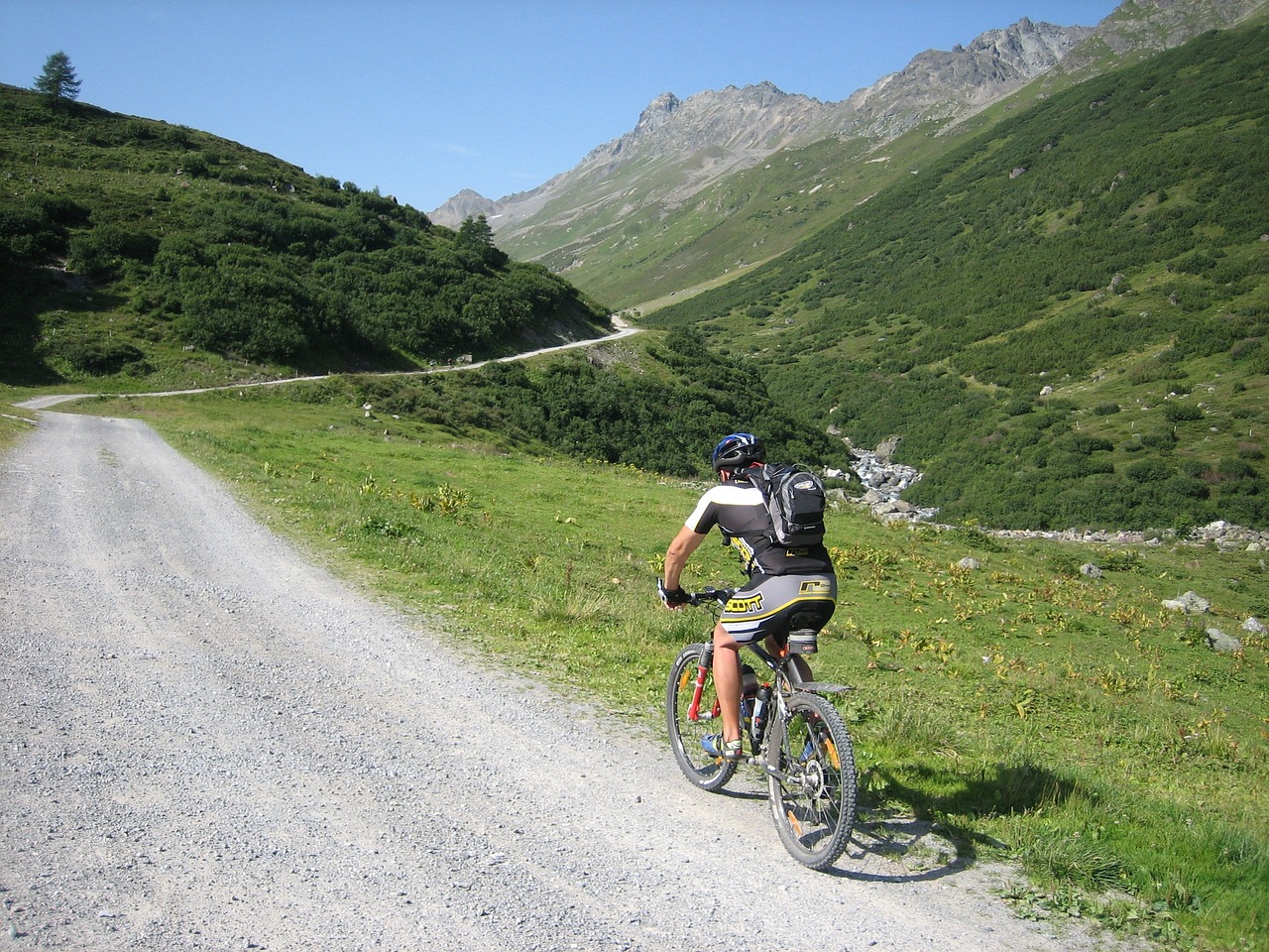 Ездить с уверенностью: прочные шлемы MTB для каждой тропы